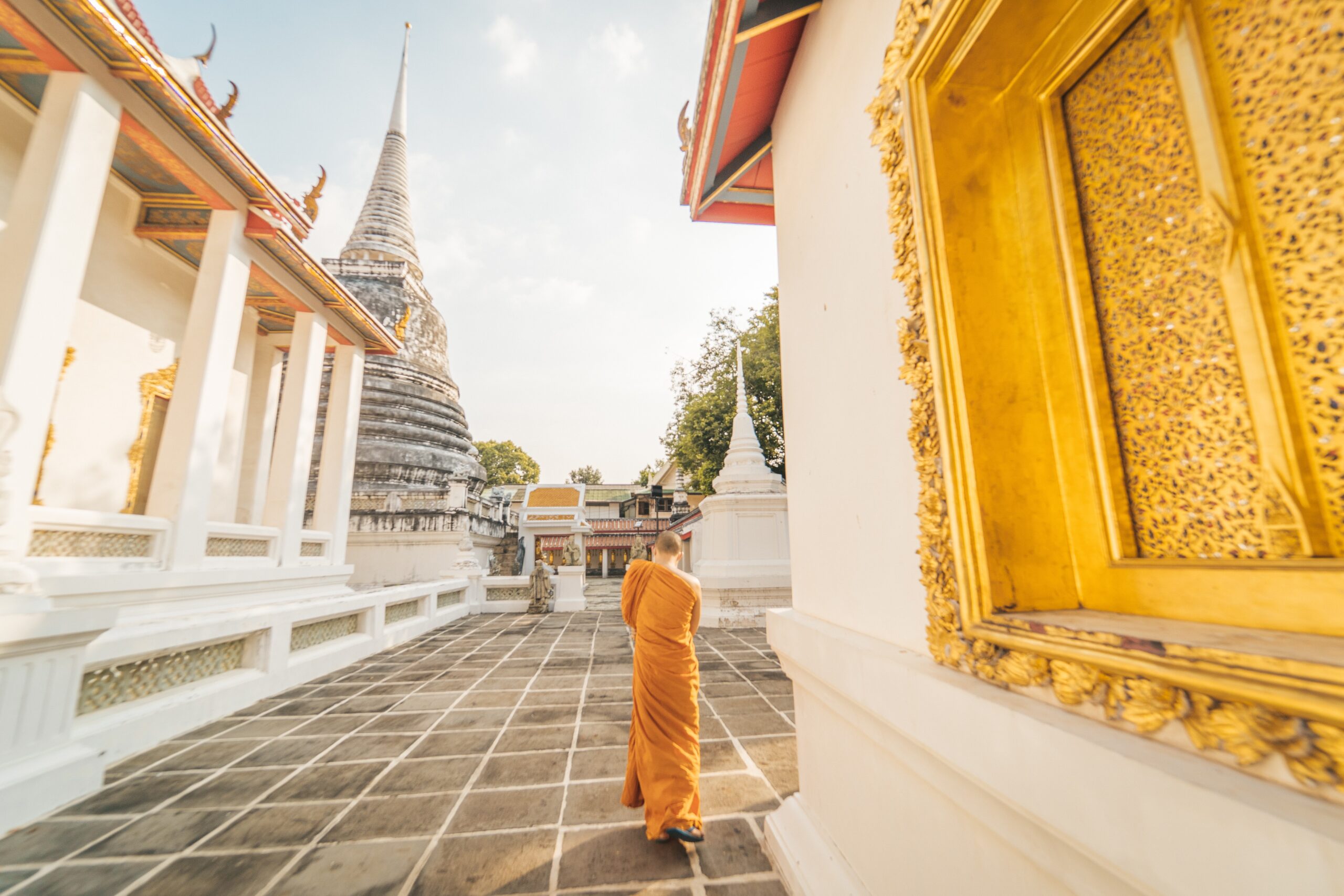 "Wat Borom Niwat is notable for its murals painted by Khrua In Khong. Khrua In Khong and King Rama IV developed their friendship when they were in the monkhood during the reign of King Rama III. The King was very fond of him. Therefore, once he ascended the throne, he frequently ordered Khrua In Khong to paint murals in the temples he built or restored."